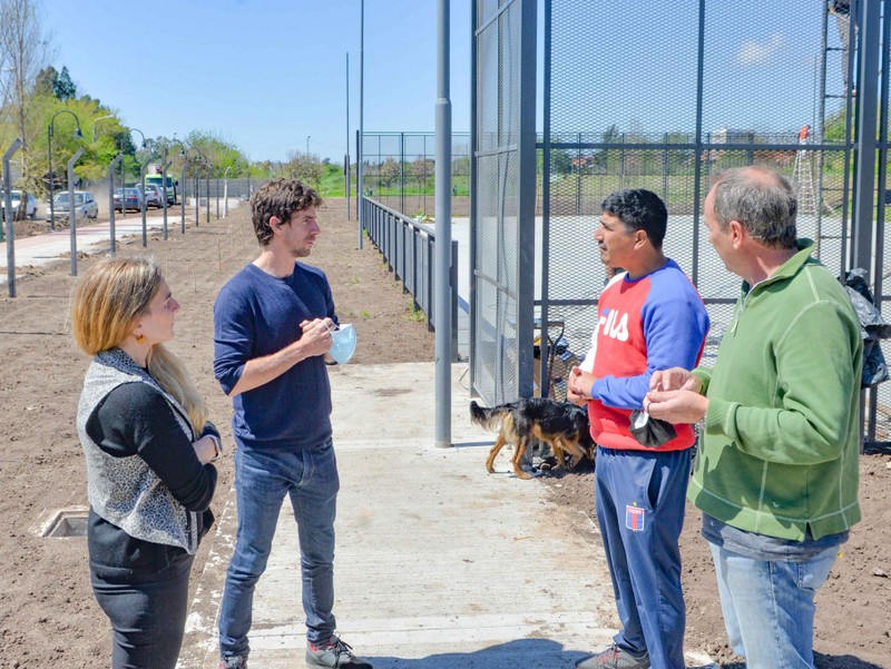 Andreotti recorrió la obra del parque del barrio Fate, donde antes había un zanjón