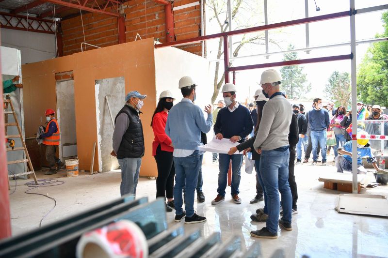 Ariel Sujarchuk supervisó la obra del nuevo CAPS del barrio Lambertuchi y la construcción de 57 viviendas en el barrio Philips