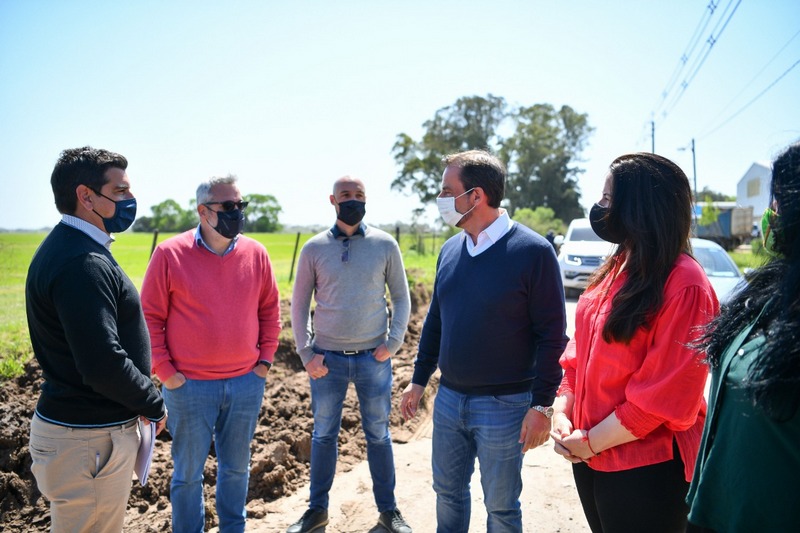 En Matheu, Ariel Sujarchuk recorrió la importante obra de pavimentación de la calle Del Caballito Blanco