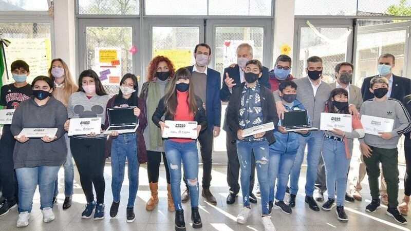 Selci y Perczyk entregaron netbooks de Conectar Igualdad a estudiantes de Hurlingham