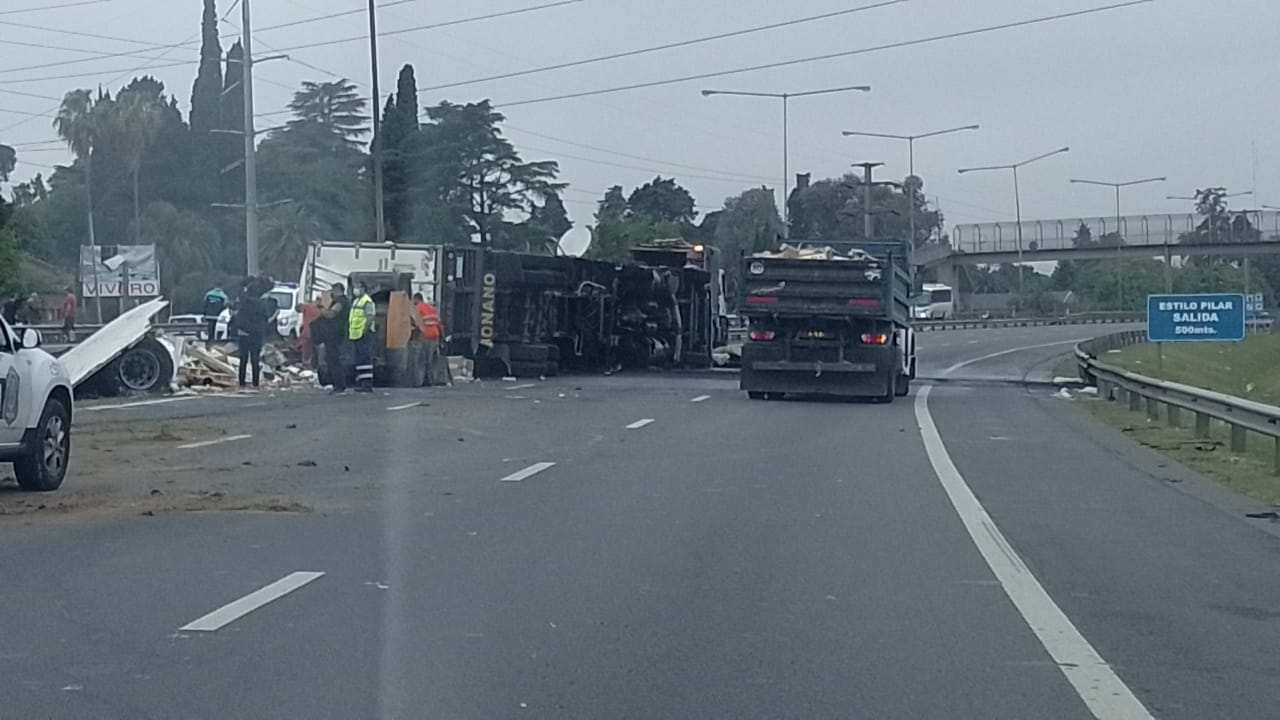 Escobar, aviso por doble accidente en Panamericana en ambos sentidos