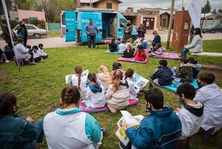 El Bibliomóvil recorre San Fernando para promover la lectura en los barrios con talleres, juegos y artistas