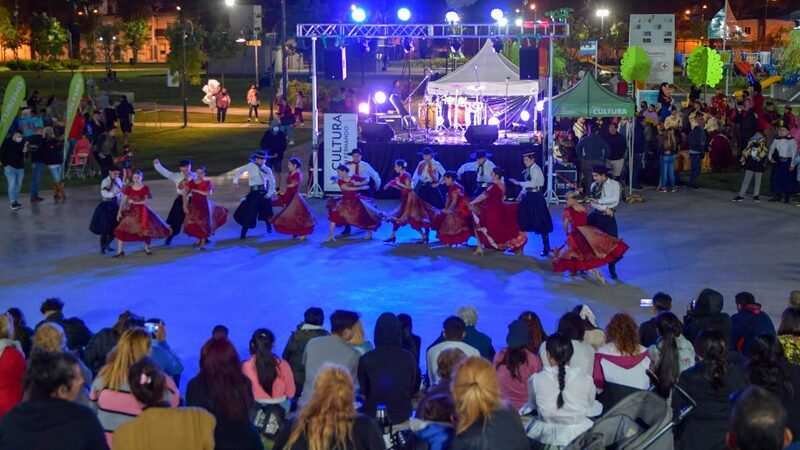 Cientos de sanfernandinos disfrutaron una tarde de peña folklórica y stand up con Pablo Picotto