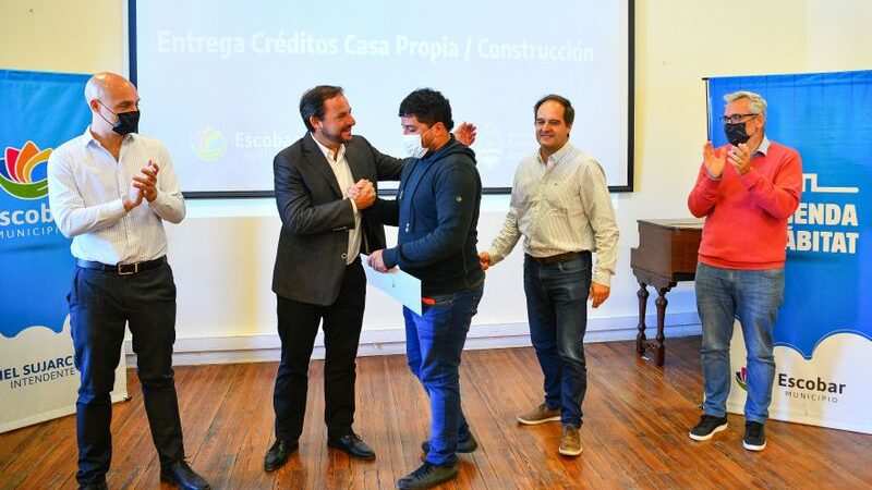 Ariel Sujarchuk y Santiago Maggiotti entregaron créditos para la construcción de viviendas