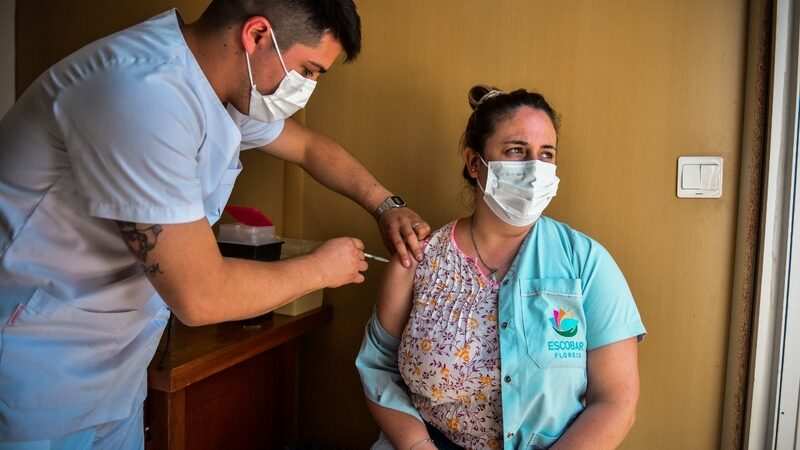 Covid-19: la Municipalidad de Escobar comenzó a vacunar con la tercera dosis a todo el personal de salud del distrito