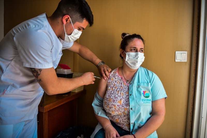Covid-19: la Municipalidad de Escobar comenzó a vacunar con la tercera dosis a todo el personal de salud del distrito