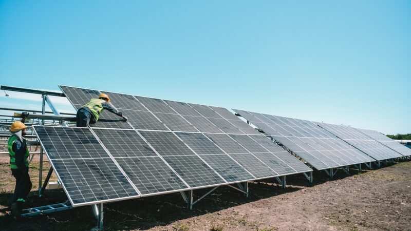 Ariel Sujarchuk recorrió la obra de construcción del primer parque solar municipal 