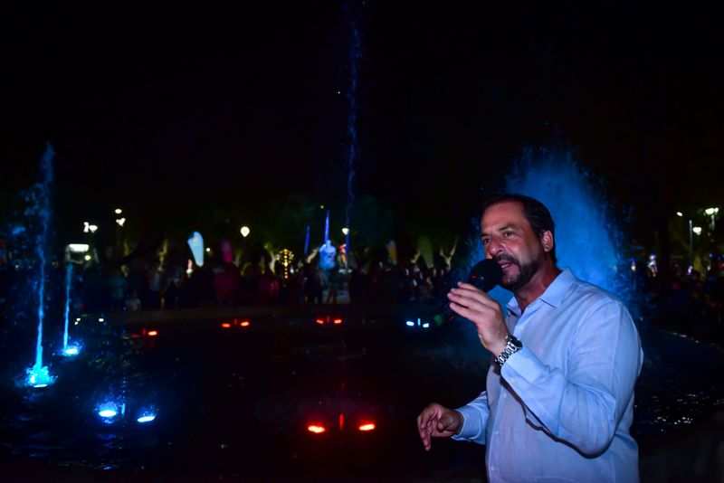 El intendente Ariel Sujarchuk  y cientos de vecinos y vecinas celebraron la renovación de la Plaza Belgrano de Garín.