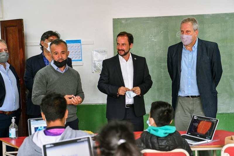Ariel Sujarchuk y el ministro Jaime Perzyc mantuvieron una reunión de trabajo y recorrieron la secundaria 32 de Garín