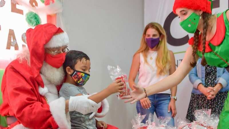 Papá Noel entregó regalos a los chicos de los Apoyos Escolares Municipales de San Fernando
