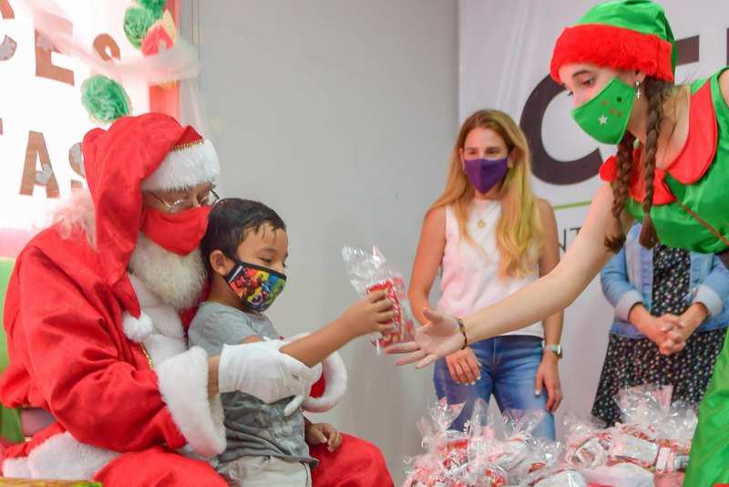 Papá Noel entregó regalos a los chicos de los Apoyos Escolares Municipales de San Fernando