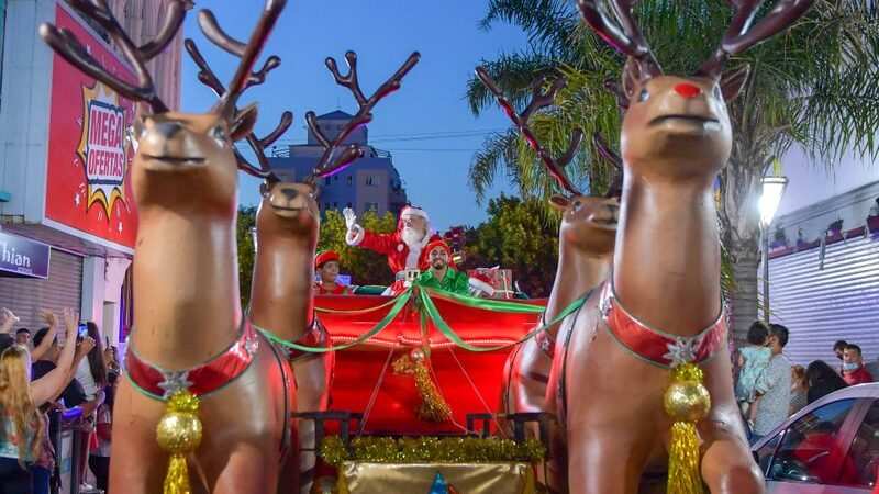 Papá Noel llegó a San Fernando y desfiló por la calle Constitución y en el Parque Náutico