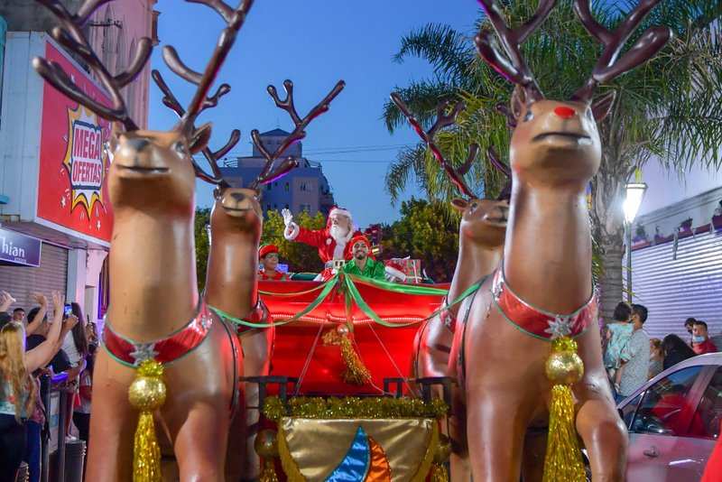 Papá Noel llegó a San Fernando y desfiló por la calle Constitución y en el Parque Náutico