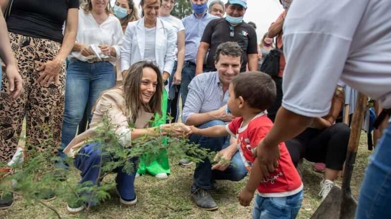 Malena Galmarini participó de la primera plantación de árboles del programa EcoAySA en Moreno