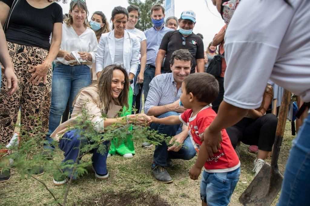 Malena Galmarini participó de la primera plantación de árboles del programa EcoAySA en Moreno