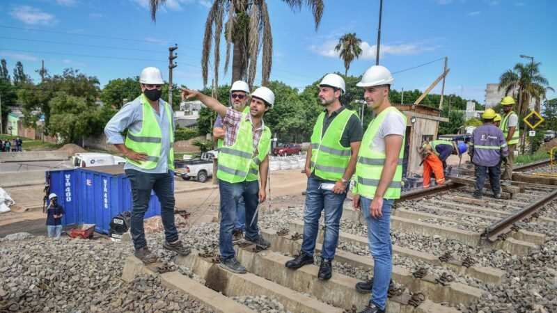 Ariel Sujarchuk y Beto Ramil supervisaron la prueba de resistencia de la estructura ferroviaria del paso bajo nivel de la calle Pablo Podestá