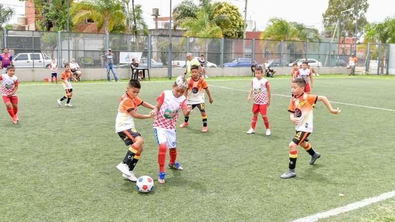 San Fernando premió a los participantes de su Liga de Fútbol Infantil y entregó kits deportivos