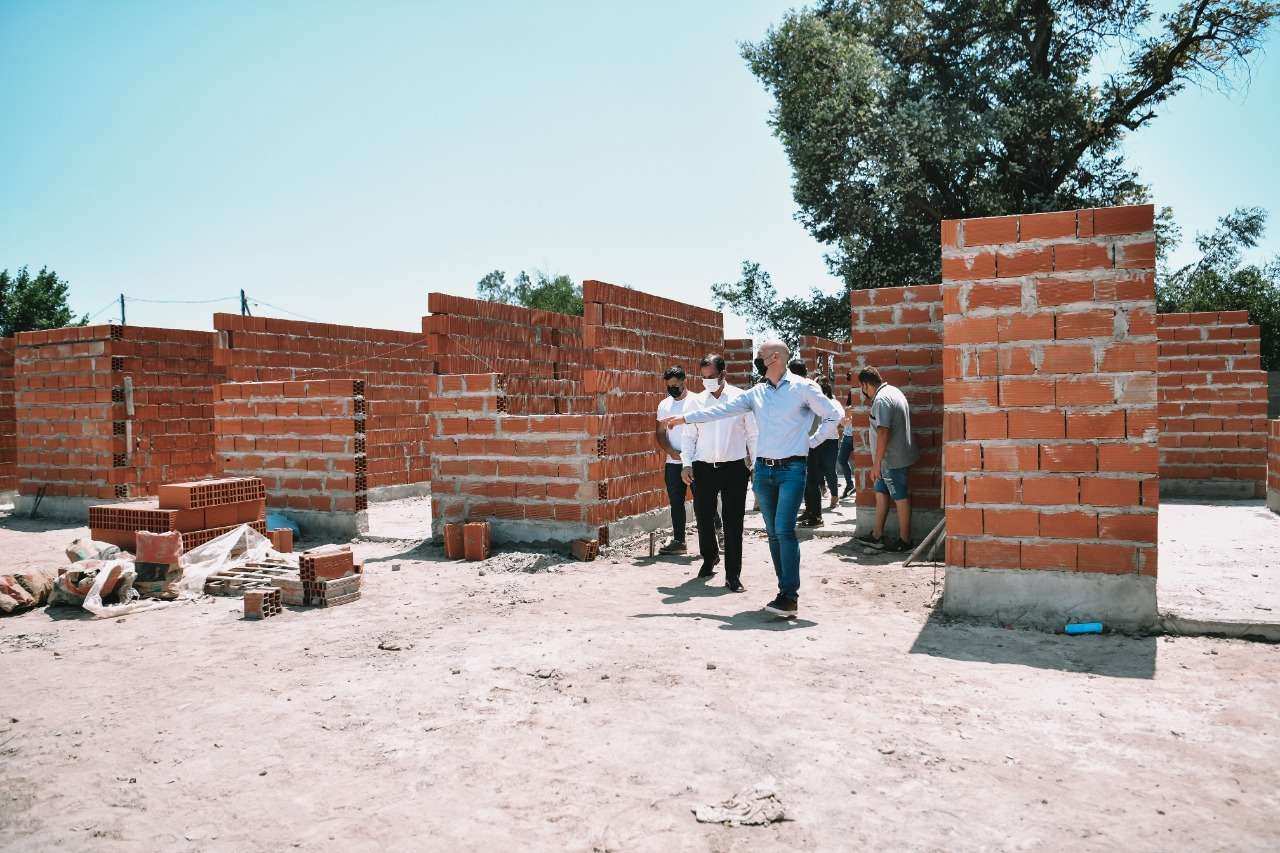 Ariel Sujarchuk y Beto Ramil supervisaron la construcción del nuevo CDI del barrio La Chechela y la edificación de 57 viviendas en el barrio Philips