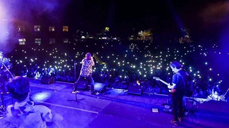 Debut del pase sanitario en Hurlingham: el Municipio lo implementó en el concierto al aire libre de Turf y Miranda