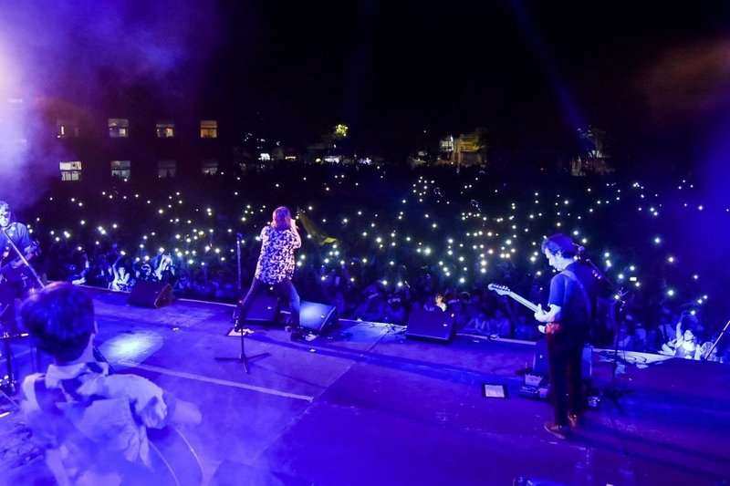 Debut del pase sanitario en Hurlingham: el Municipio lo implementó en el concierto al aire libre de Turf y Miranda