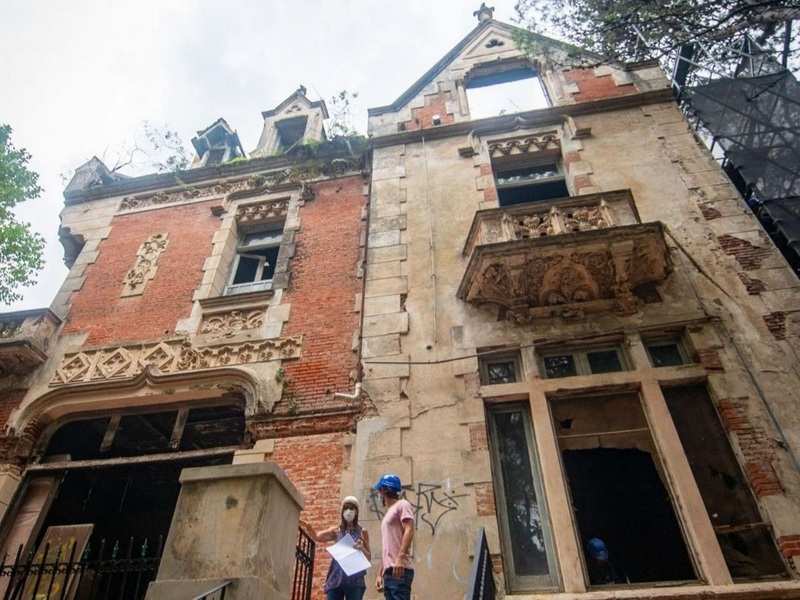 Juan Andreotti visitó el avance de la obra de restauración del Palacio Otamendi
