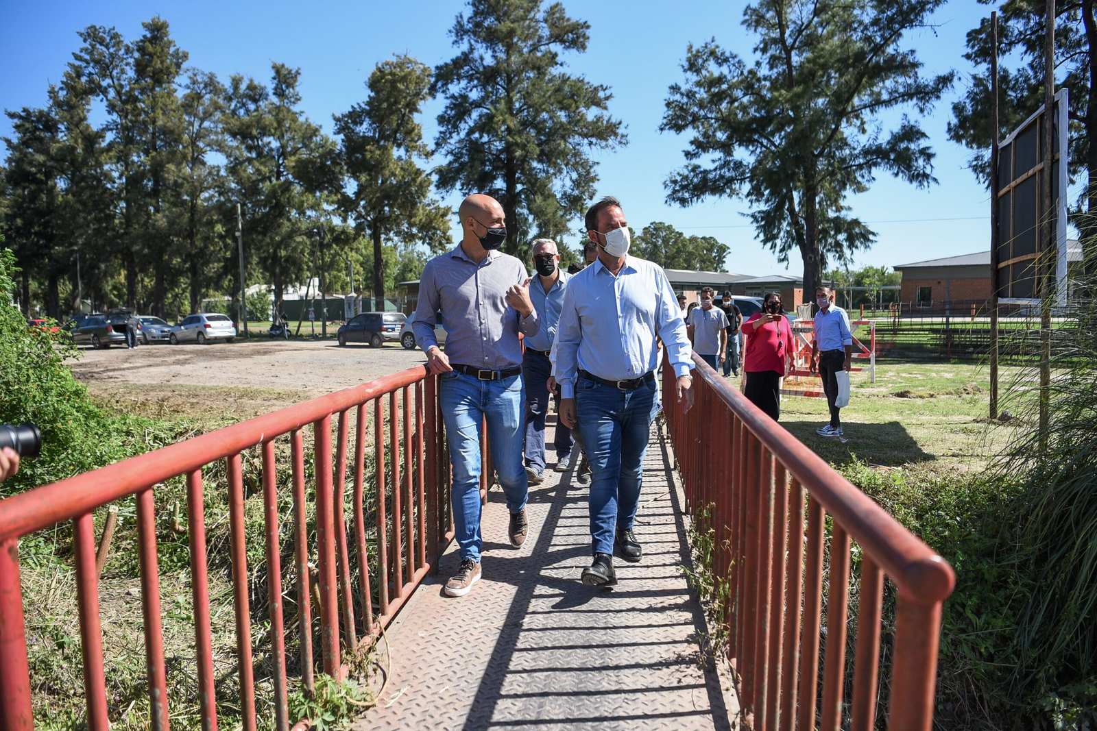 Ariel Sujarchuk y Beto Ramil supervisaron la construcción del puente vial sobre el arroyo Garín y recorrieron la pavimentación de la calle Independencia en Ingeniero Maschwitz
