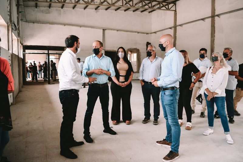 Ariel Sujarchuk, Beto Ramil y Martín Insaurralde recorrieron la obra de construcción y puesta en valor de la Escuela “Carlos Fuentealba” en Garín