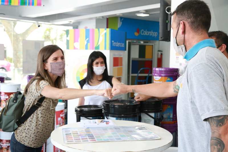 Raverta realizó una recorrida por comercios adheridos a Beneficios ANSES