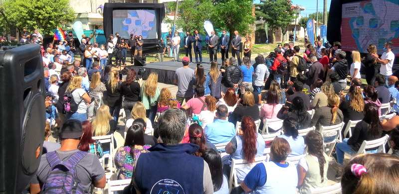 Ariel Sujarchuk, Juan Manzur, Gabriel Katopodis, Leo Nardini y Beto Ramil inauguraron la obra de pavimentación en Los Tulipanes que conecta la Ruta 25 y avenida De los Inmigrantes