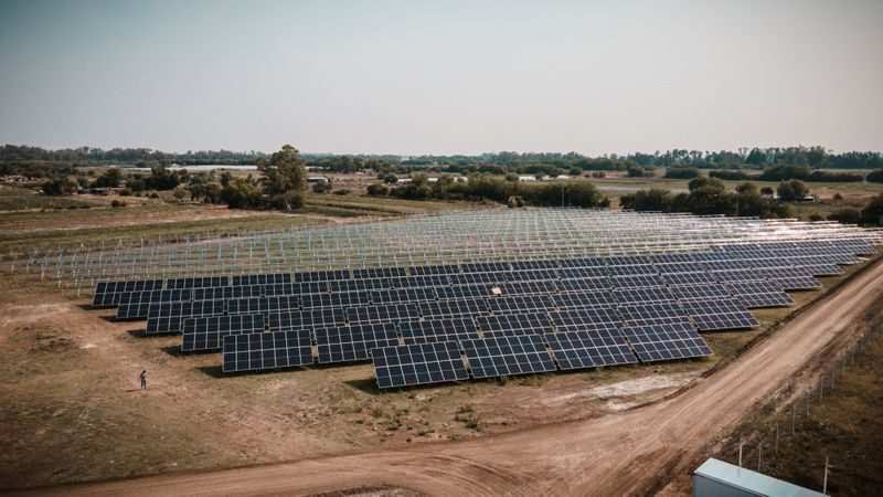En Loma Verde, ya se colocaron la mitad de los paneles solares del primer parque solar municipal de la Argentina