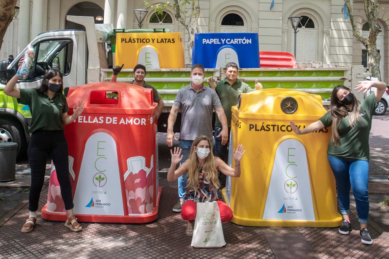 San Fernando instaló en la plaza Mitre una nueva campana para recolección de ´Botellas de Amor´