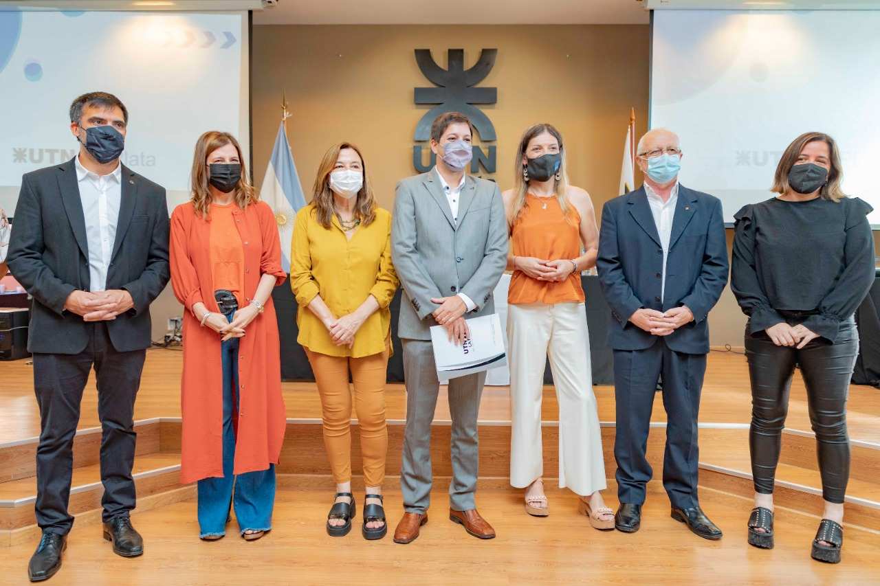 *AySA acompañó a la primera ingeniera trans de la empresa en la rectificación de su título universitario*