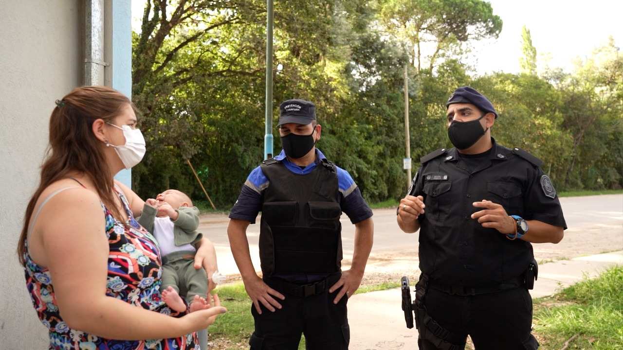 Dos oficiales que hacían tareas de patrullaje a bordo de un móvil del programa Ojos y Oídos en Alerta le salvaron la vida a un bebé mediante prácticas de RCP