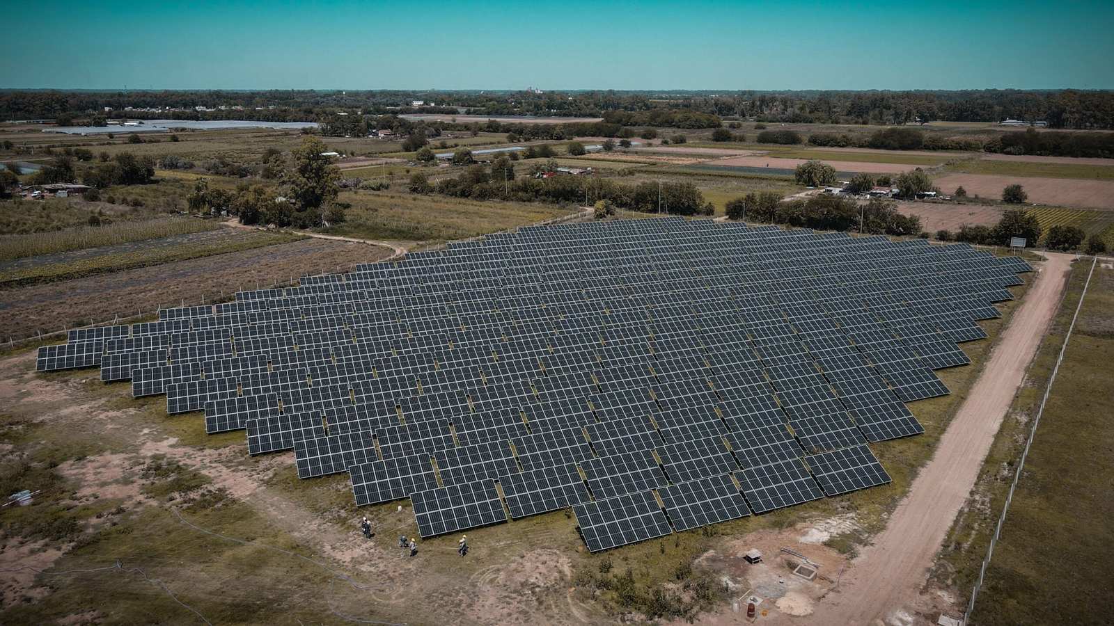 Loma Verde, ya se colocó el 100% de los paneles solares del primer parque solar municipal de la Argentina