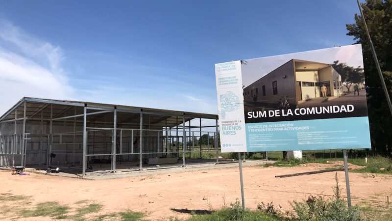 Ya están cerrando los laterales del SUM en Arroyo de la Cruz