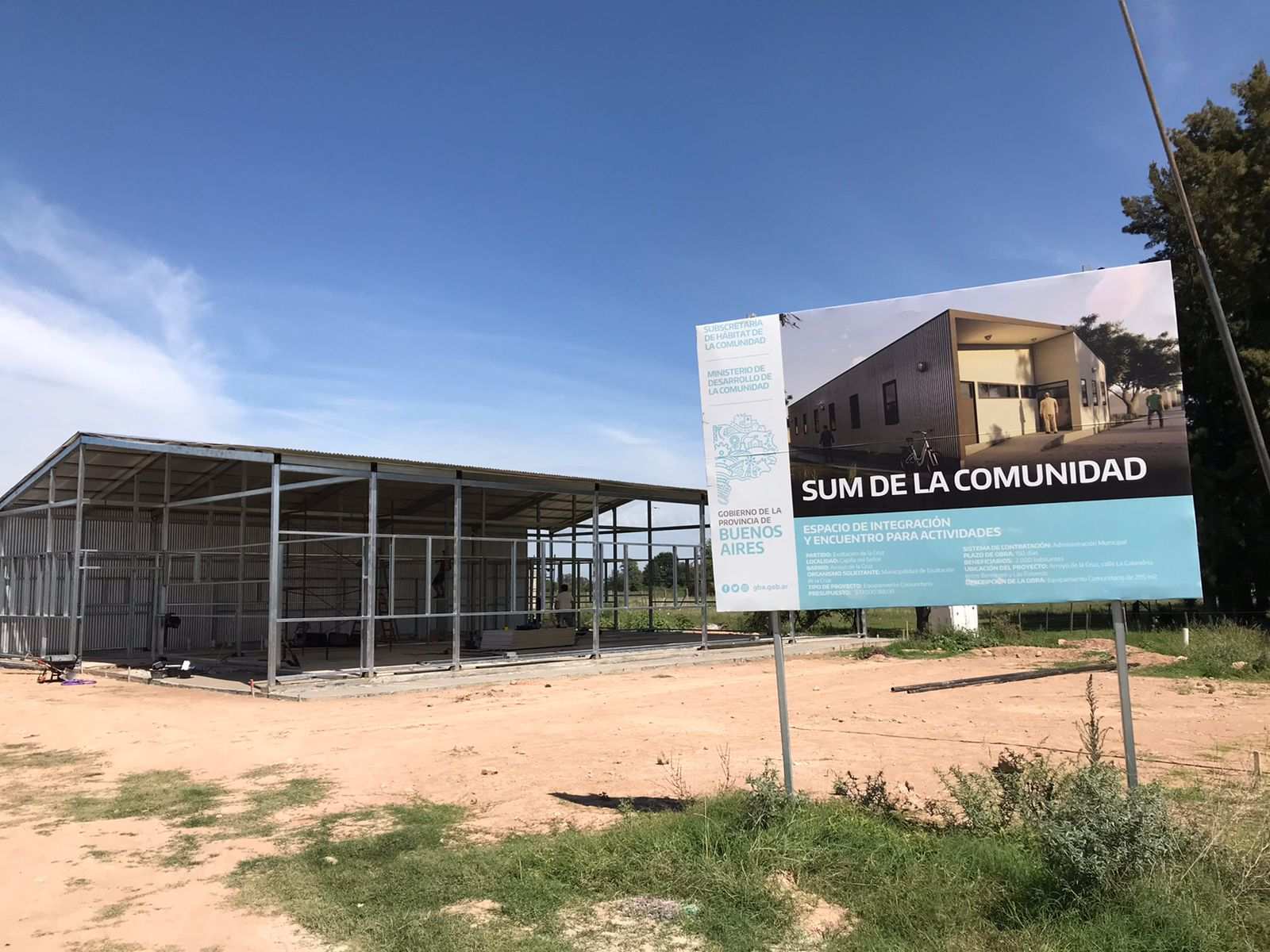 Ya están cerrando los laterales del SUM en Arroyo de la Cruz