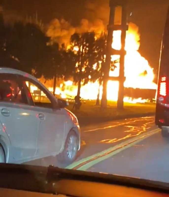 Impresionante choque de 3 camiones en Garín , uno llevaba garrafas y produjo explosiones