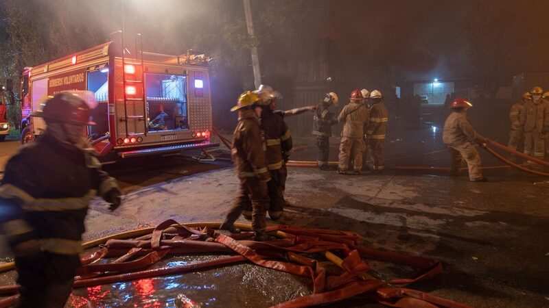 Bomberos y fuerzas de seguridad controlaron incendio de gran magnitud en el barrio Crisol