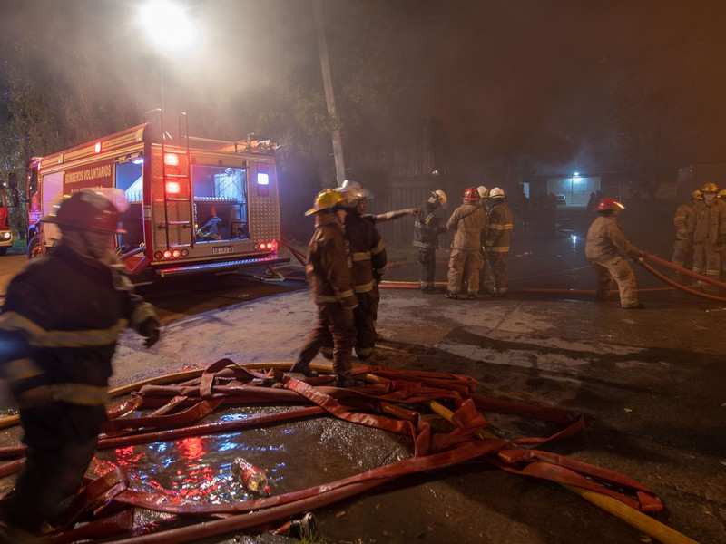 Bomberos y fuerzas de seguridad controlaron incendio de gran magnitud en el barrio Crisol