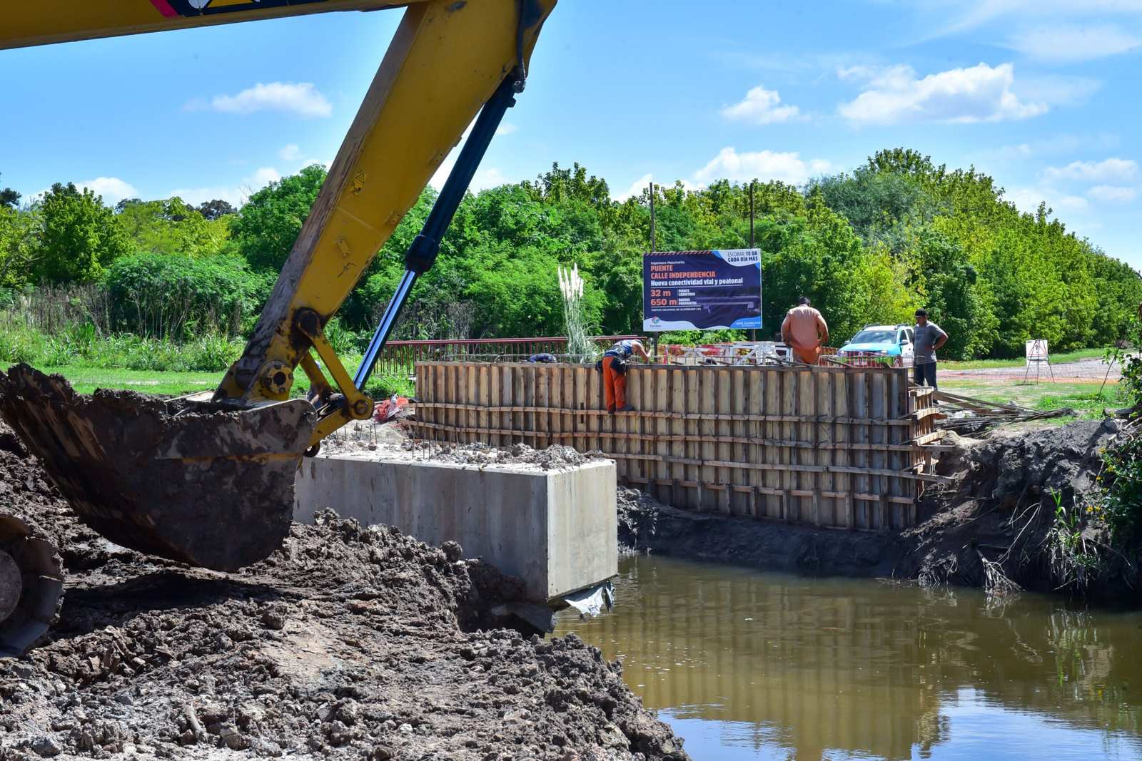La Municipalidad de Escobar intensifica la construcción del puente vial sobre el arroyo Garín y la pavimentación de la calle Independencia en Ingeniero Maschwitz