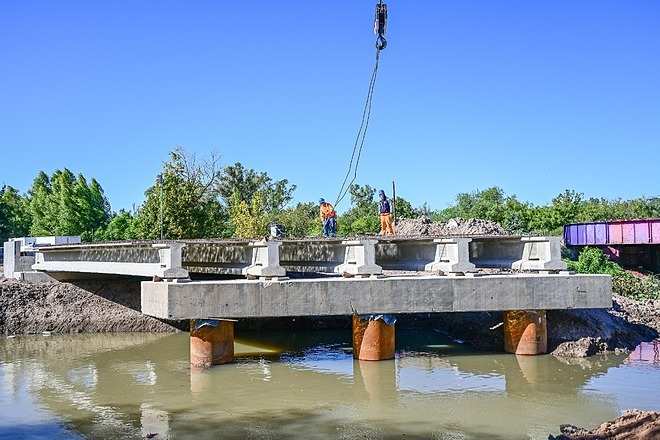 Beto Ramil supervisó el avance de la construcción del nuevo puente vial sobre el arroyo Garín