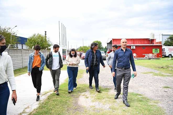 Beto Ramil recorrió el predio donde se construye la fábrica de viviendas de la organización social TECHO