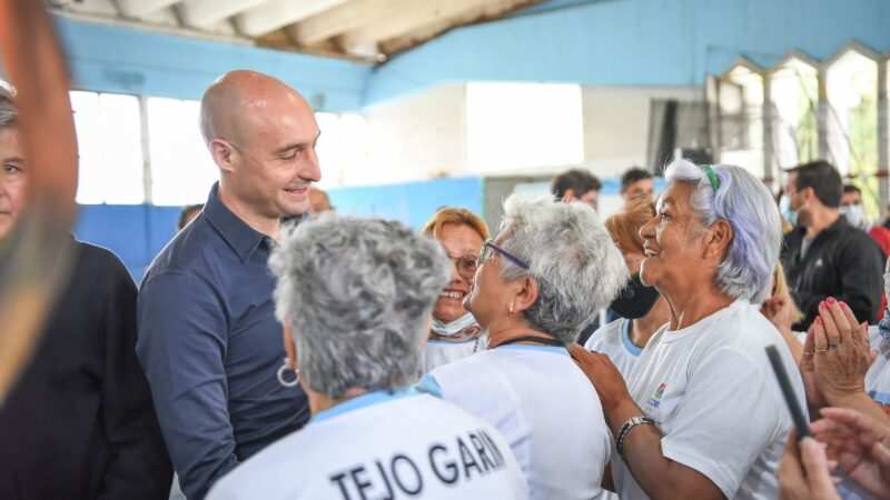 Junto a más de 300 adultos y adultas mayores, Beto Ramil encabezó el acto de apertura de la segunda edición de las olimpíadas “Los Escobarenses 2022”