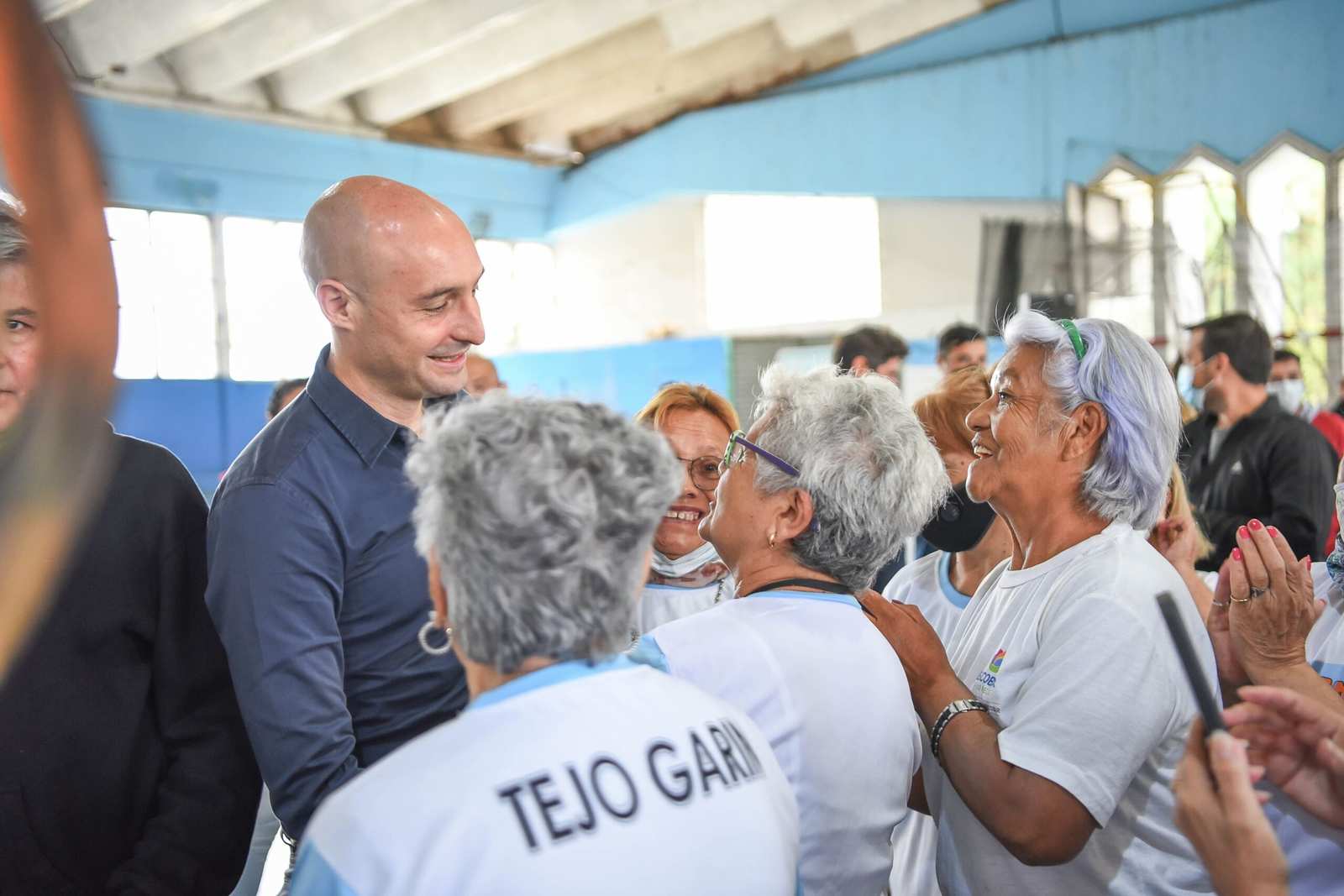 Junto a más de 300 adultos y adultas mayores, Beto Ramil encabezó el acto de apertura de la segunda edición de las olimpíadas “Los Escobarenses 2022”