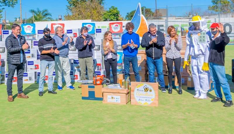 El Municipio de San Fernando y el Ministerio de Desarrollo Social entregaron kits de apicultura y cocina a emprendedores