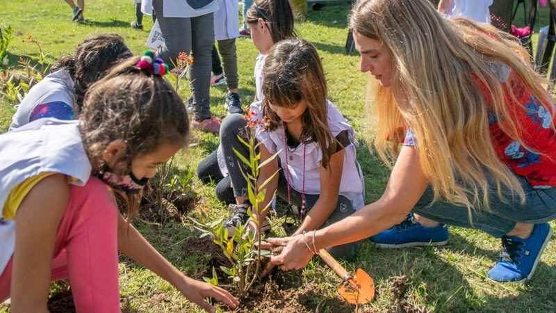 Por el Día de la Tierra, ‘Eco Sanfer’ plantó árboles nativos junto a una Escuela de Islas