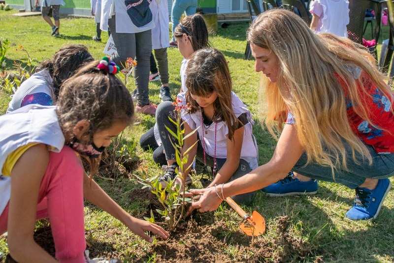 Por el Día de la Tierra, ‘Eco Sanfer’ plantó árboles nativos junto a una Escuela de Islas