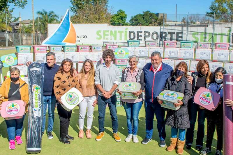 Juan Andreotti y Juan Zabaleta entregaron 60 kits de costura a emprendedores