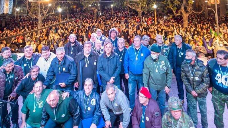 San Fernando homenajeó a los Héroes de Malvinas con un show de Víctor Heredia