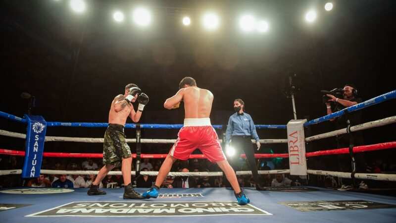 Más de 1000 espectadores disfrutaron el combate internacional de boxeo que la Municipalidad organizó en el Predio Floral de Belén de Escobar.